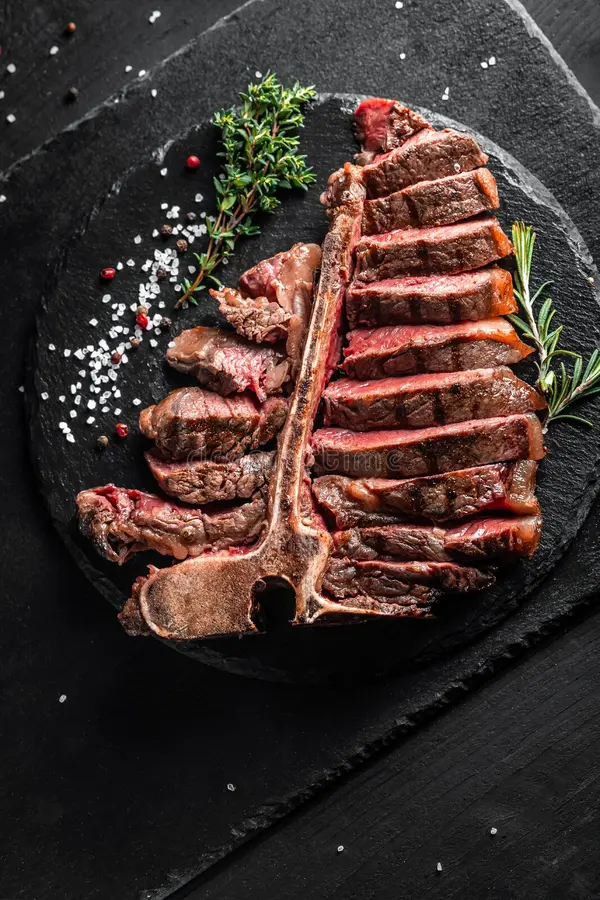 trozo-de-hueso-cocido-o-carne-buey-wagyu-envejecida-la-parrilla-con-especias-servida-en-tabla-piedra-imagen-vertical-lugar-texto-239769616